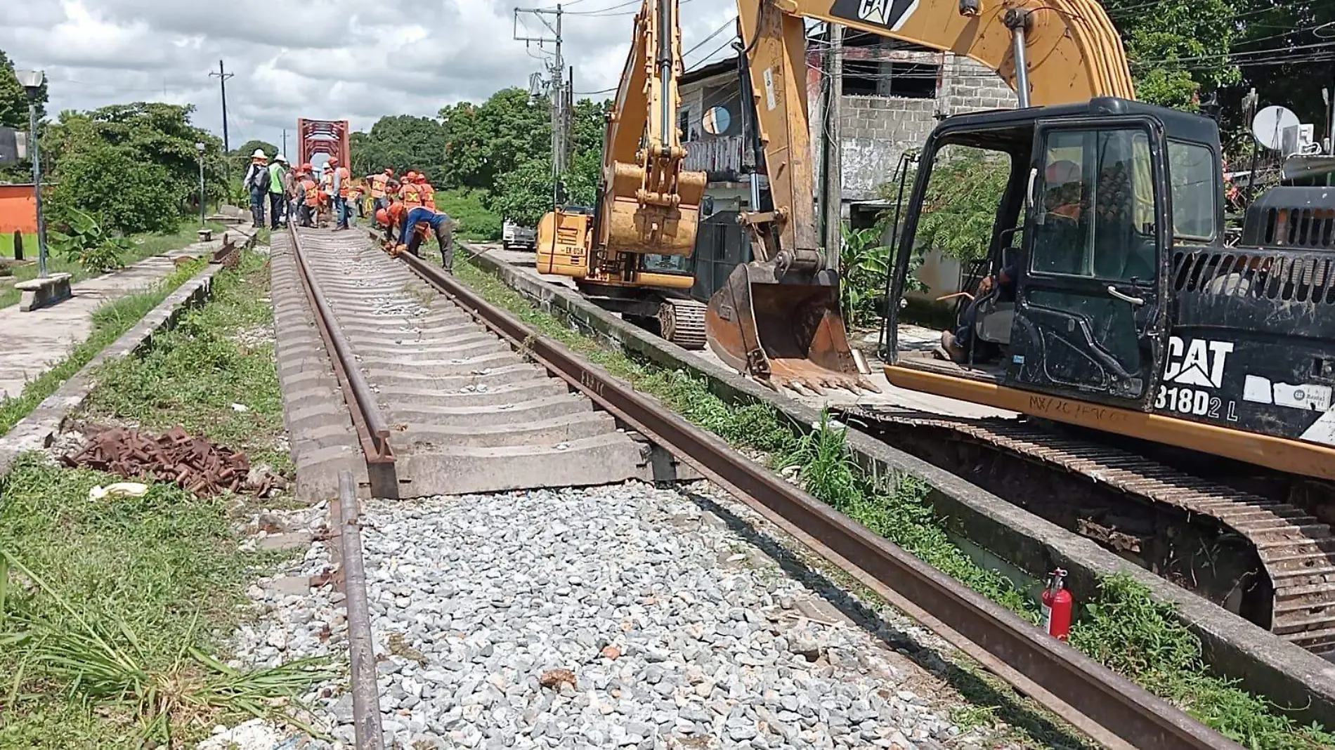 Trabajadores en vías del tren